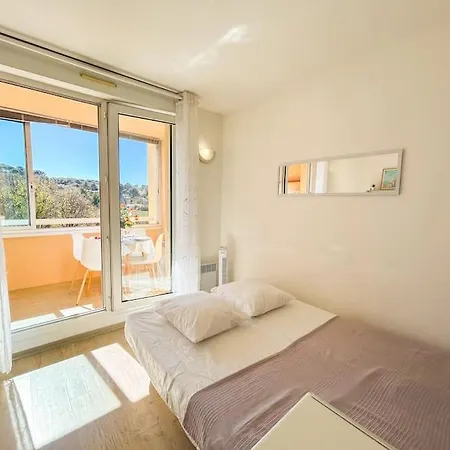 Apartman Coquet Dans Avec Piscine Sanary *